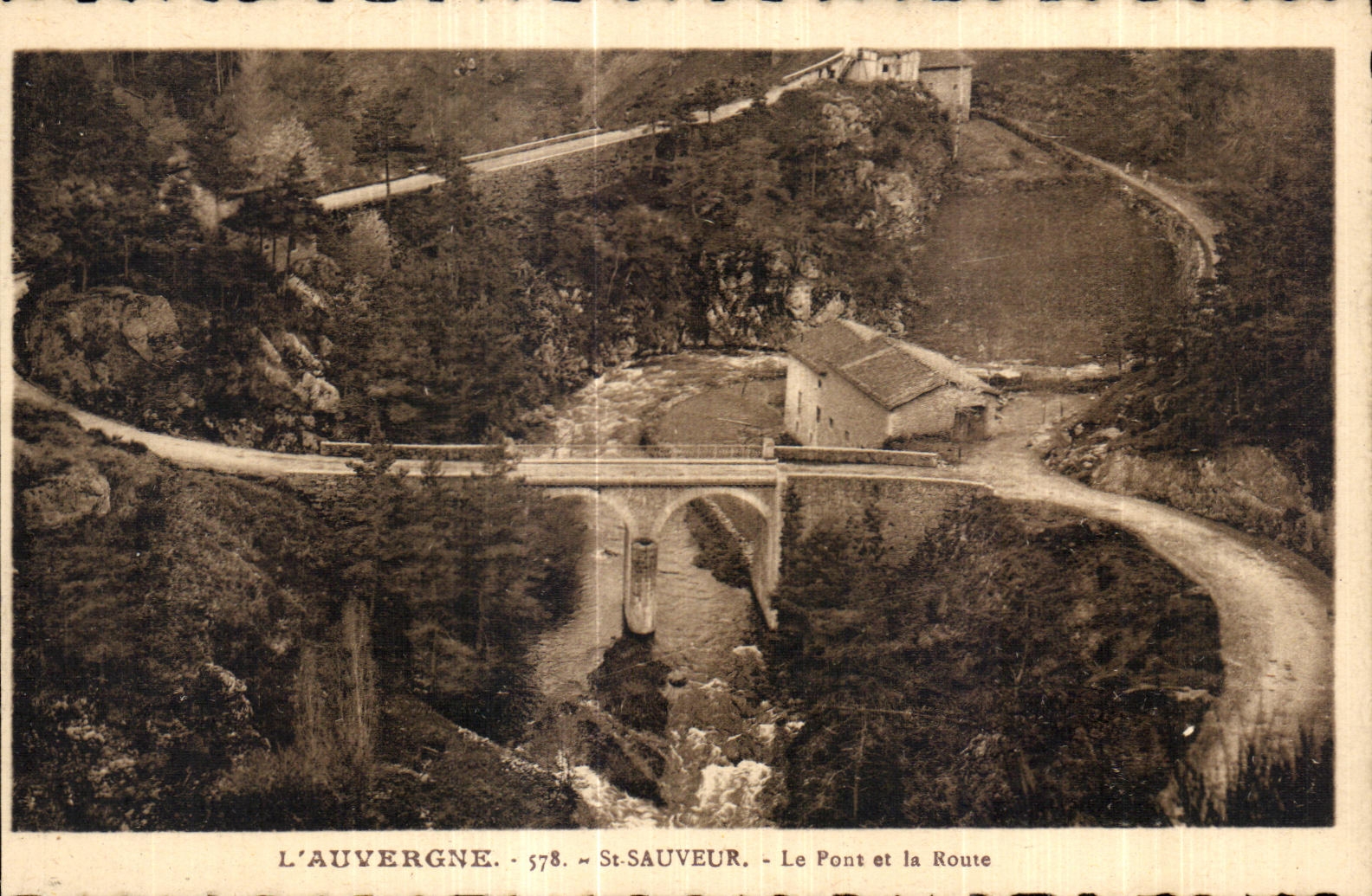L'Auvergne - St-Sauveur - Le Pont et la Route