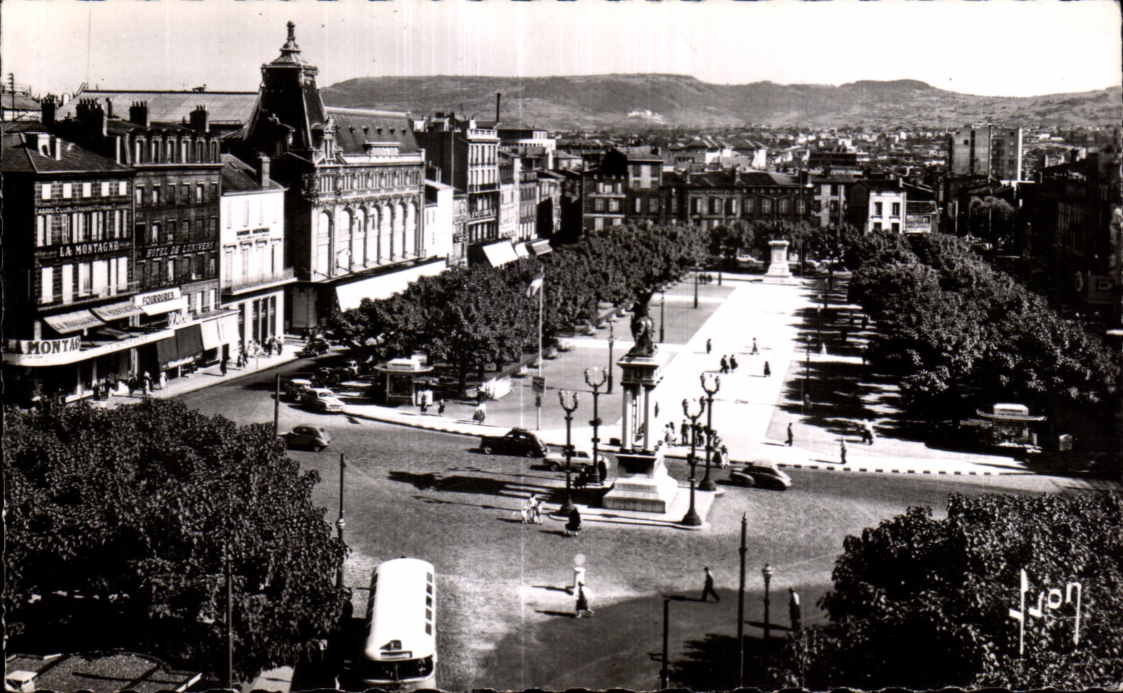 Clermont-Ferrand — Place de Jaude et plateau de Gergovie — Éditeur : Art Imp. P. Thurgez