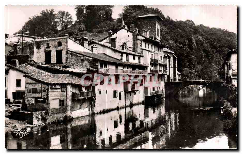 CPA St Jean Pied de Port Vieilles maison sons la Nive et le Pont d Espagne