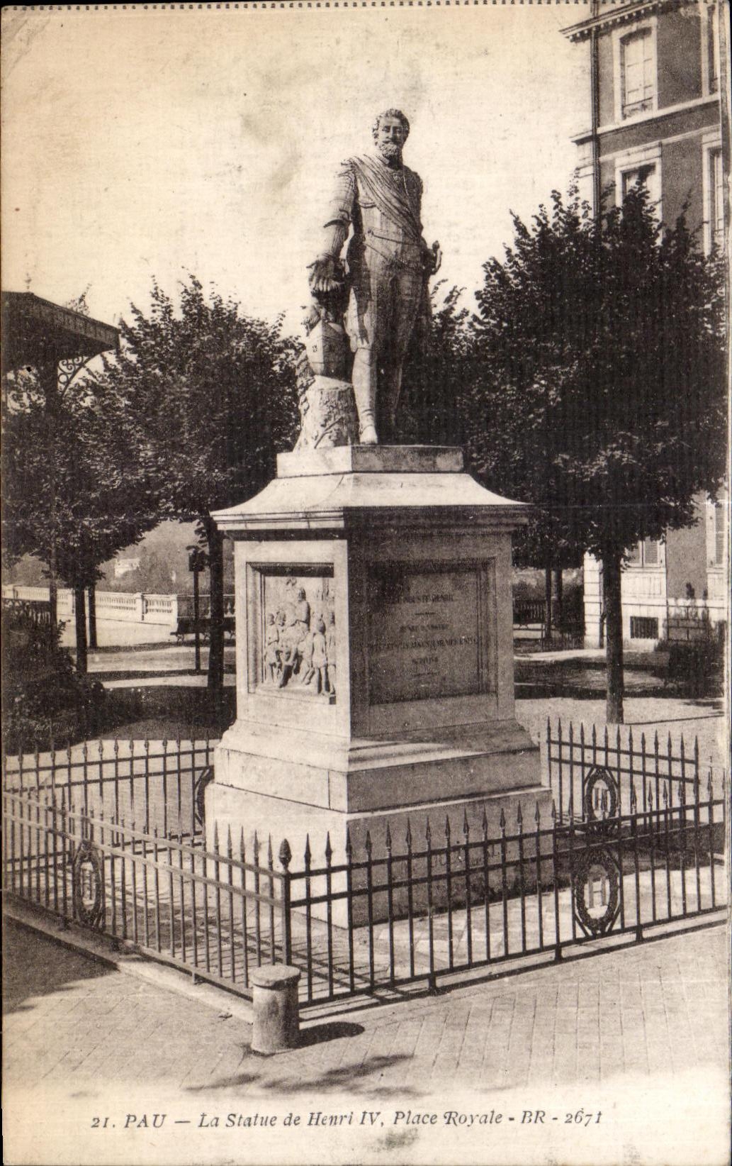 CPA Pau La Statue de Henri Place Royale