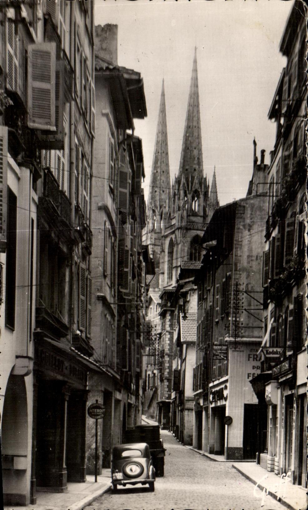 CPA En pays basque Bayonne La rue Port Vieux et la Cathedrale