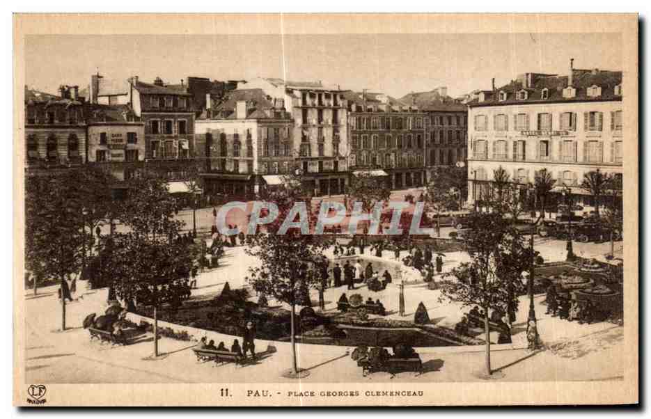 Pau - Place Georges Clemenceau — vue de la place avec arbres et bâtiments — éditeur Labouret Frères, Toulouse, n°11