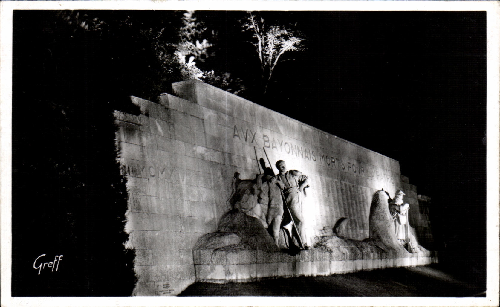 CPA Bayonne En Pays Basque Le Monument aux Morts 