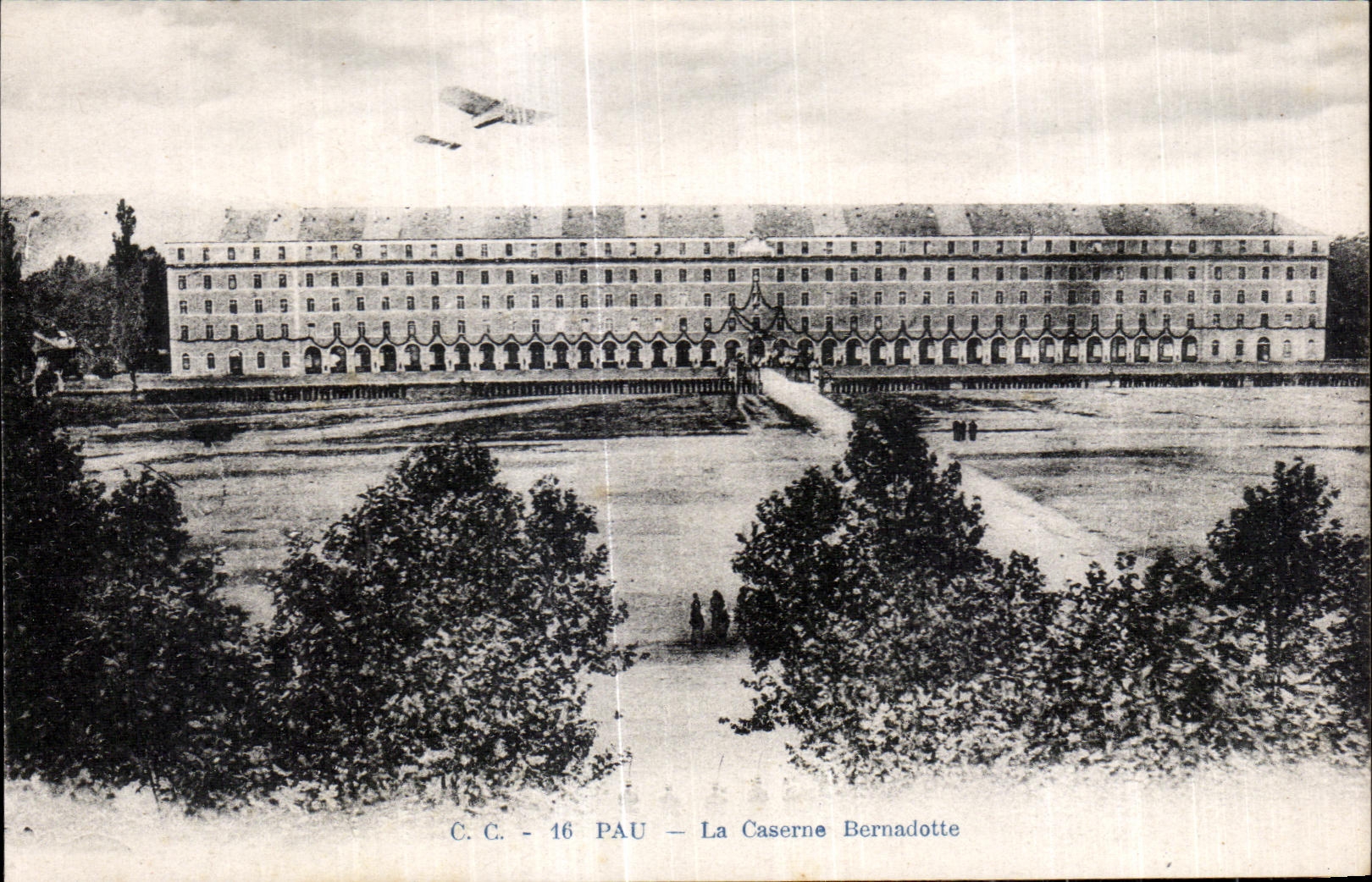 CPA Pau La Caserne Bernadotte Militaria Avion 