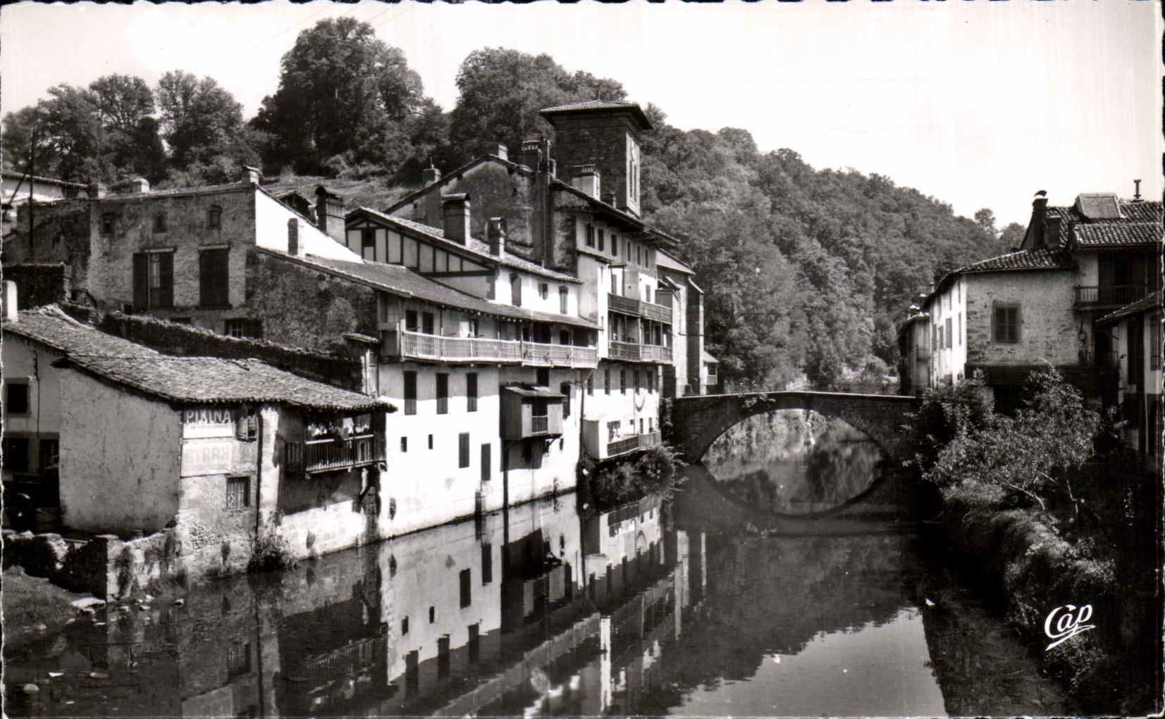 San Juan de Pie de Puerto — Casas vascongadas junto al río Nive y el Puente de España — Cie des Arts Photométriques, París
