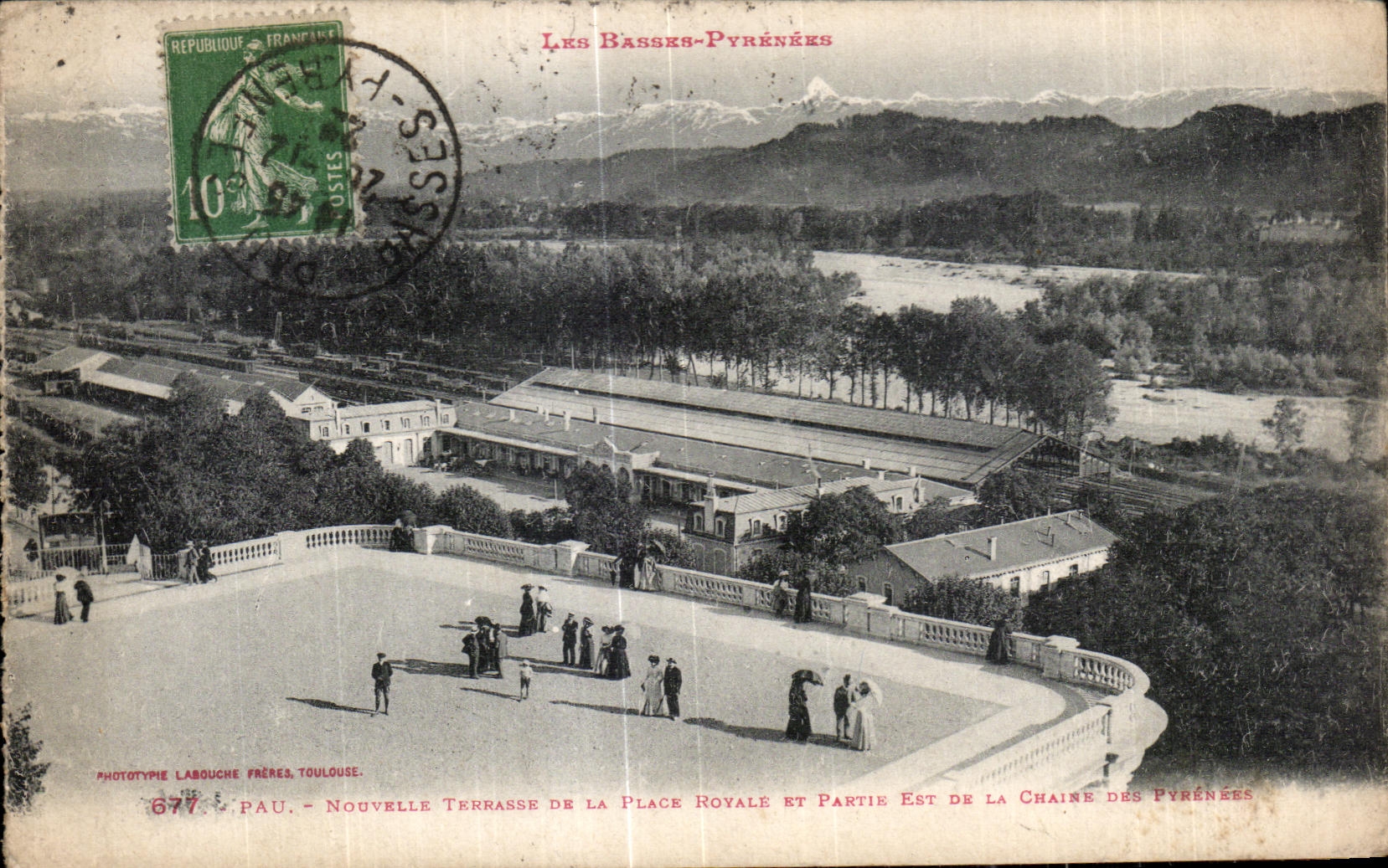 Pau - Nouvelle Terrasse de la Place Royale et Partie Est de la Chaîne des Pyrénées — Phototypie Labouche Frères, Toulouse, n° 677