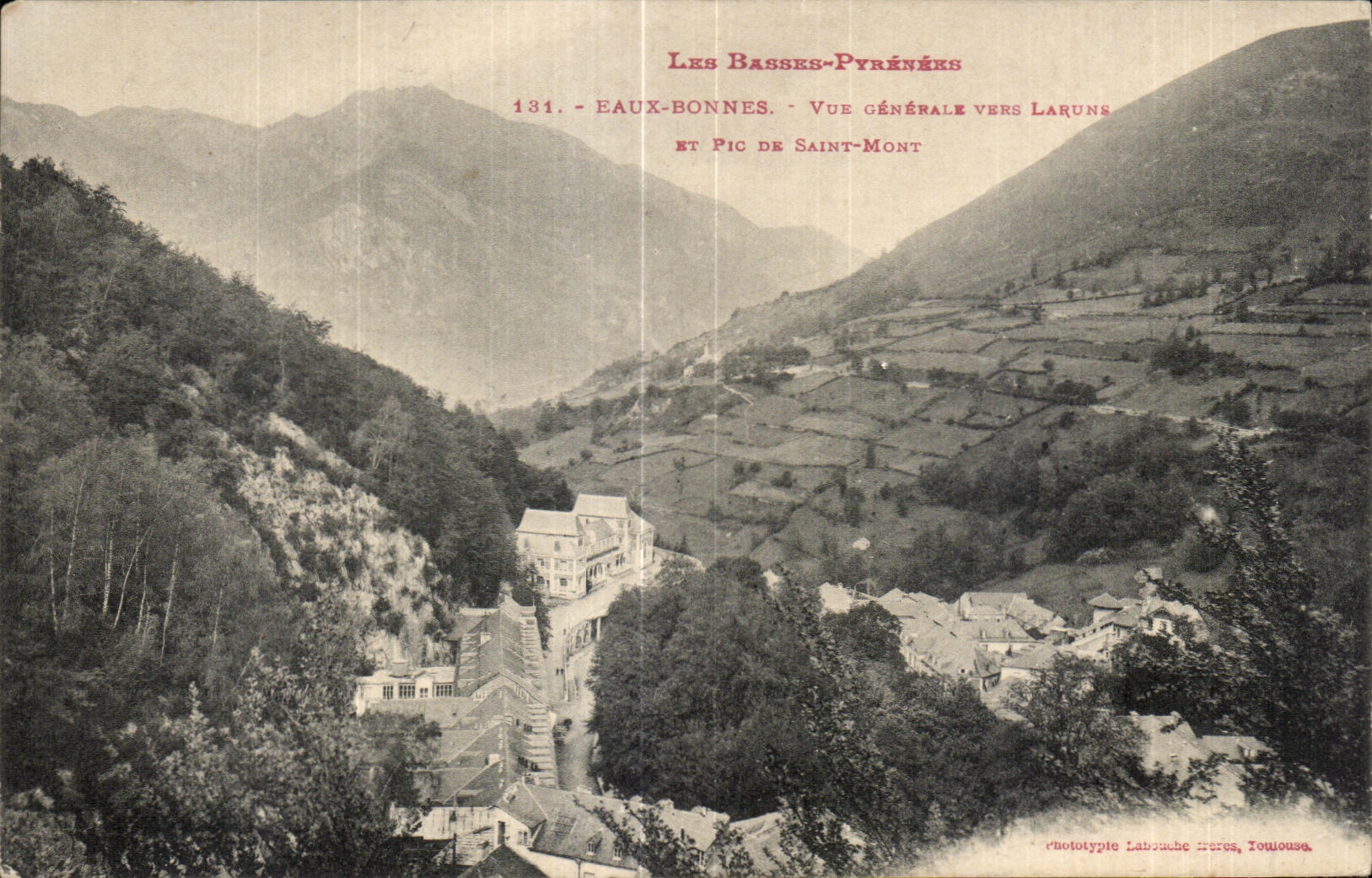 CPA Les Basses Pyrenees Eaux Bonnes Vue generale vers Laruns et pic de Saint Mont 