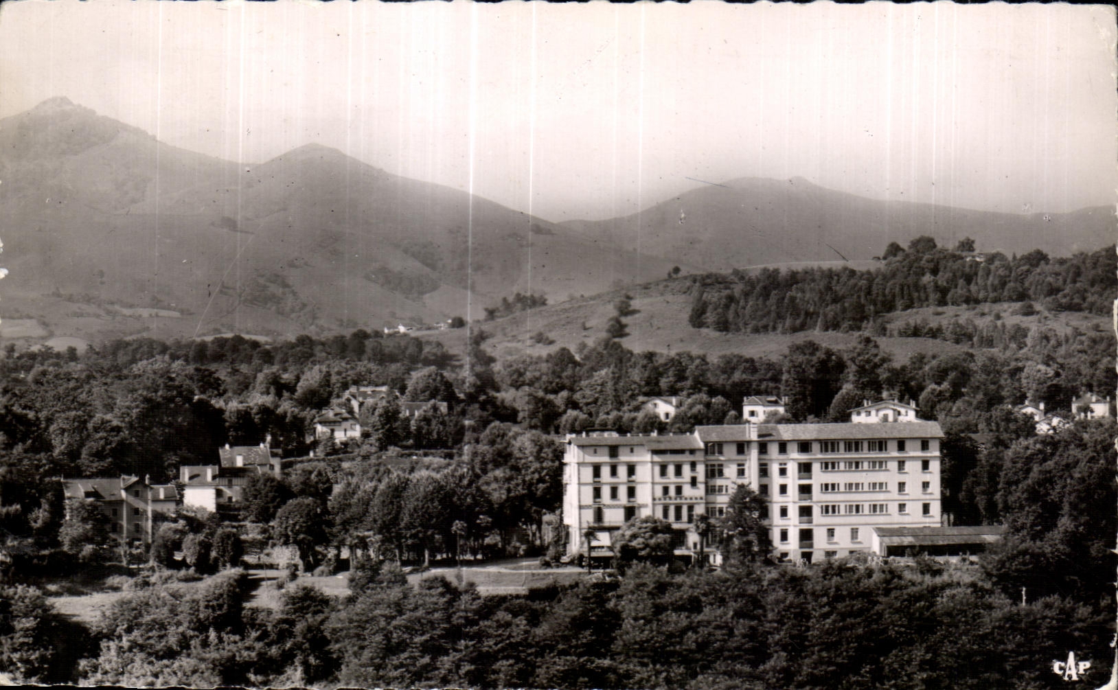 Cambo-les-Bains — Vue sur les Pyrénées et le Sanatorium Toki Eder — C.A.P. n°64