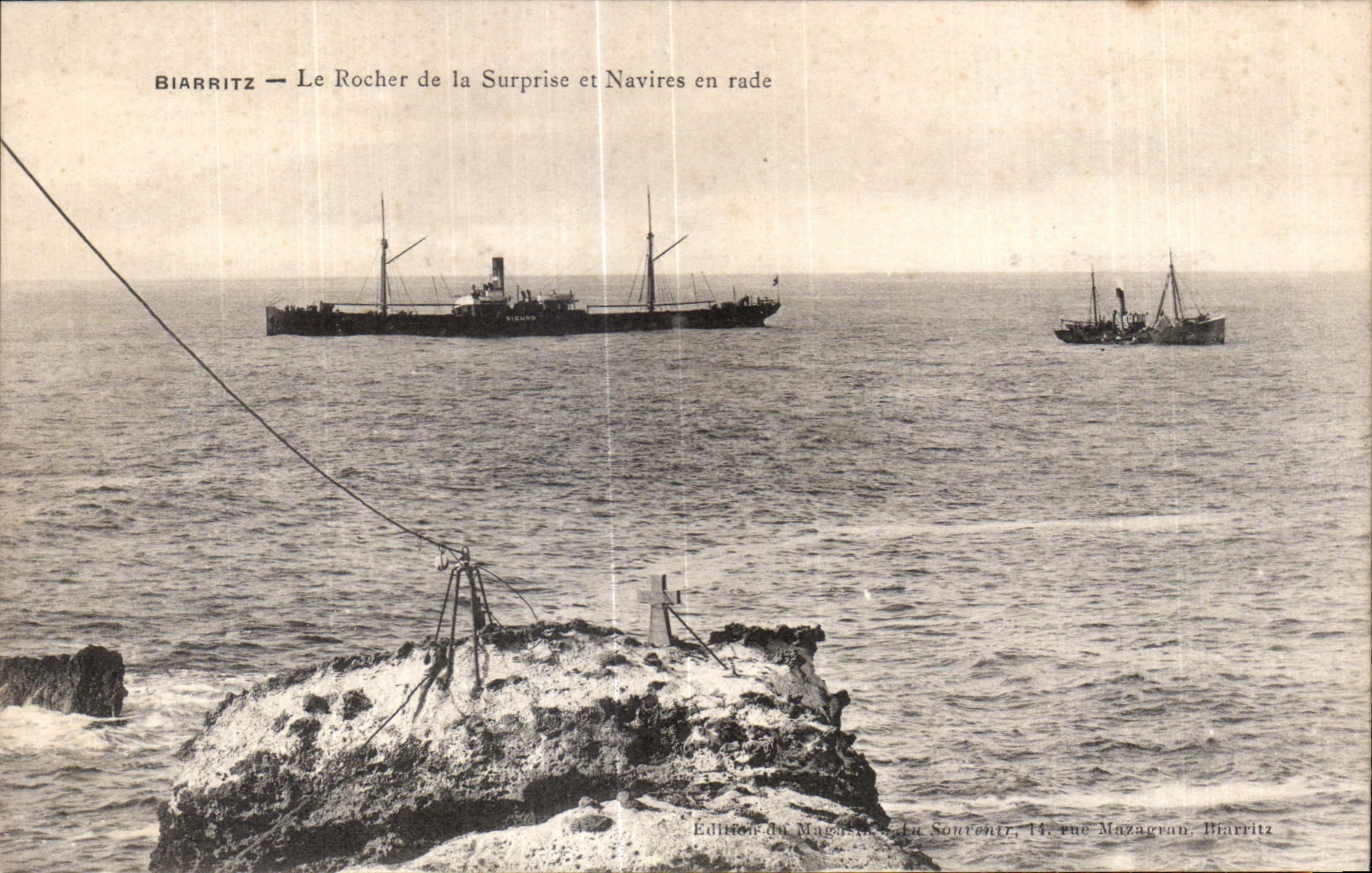 CPA Biarritz Le Rocher de la Surprise et Navires en rade Bateaux 