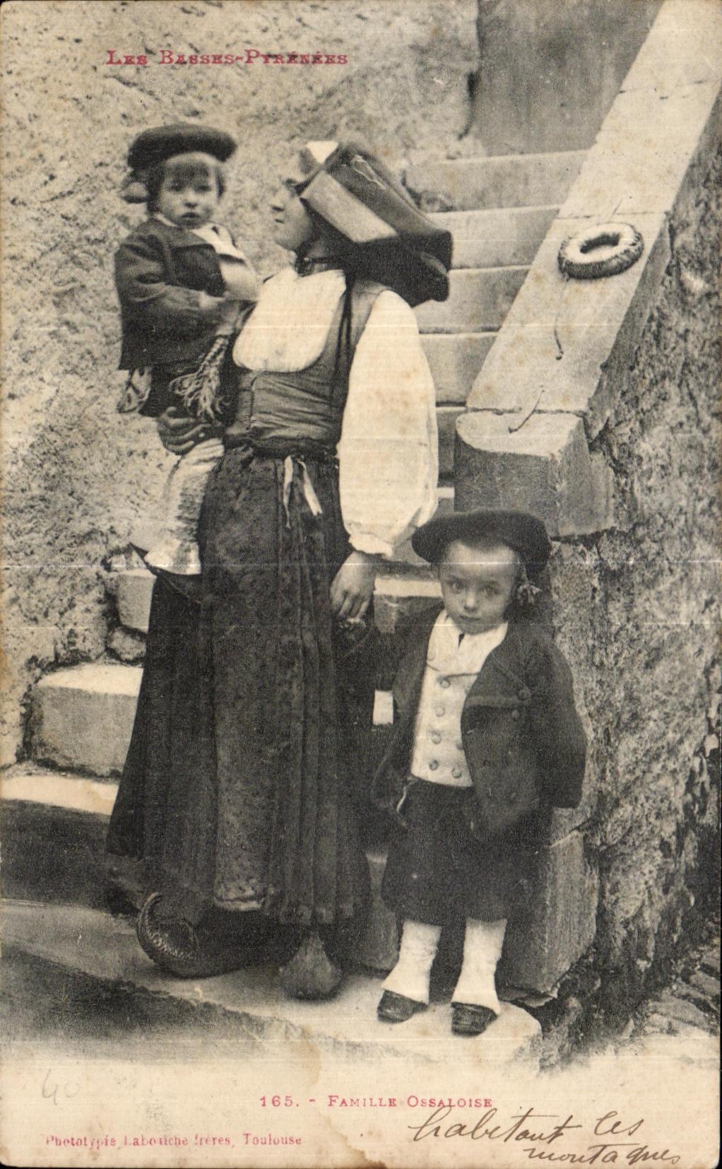 CPA Famille ossaloise Folklore Costume Pyrenees Enfants
