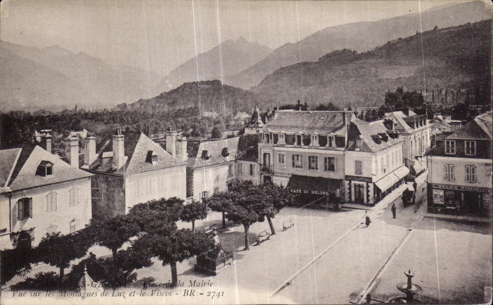 Vue sur les Montagnes de Lux et le Viscos — Place de la Mairie — BR - 2741