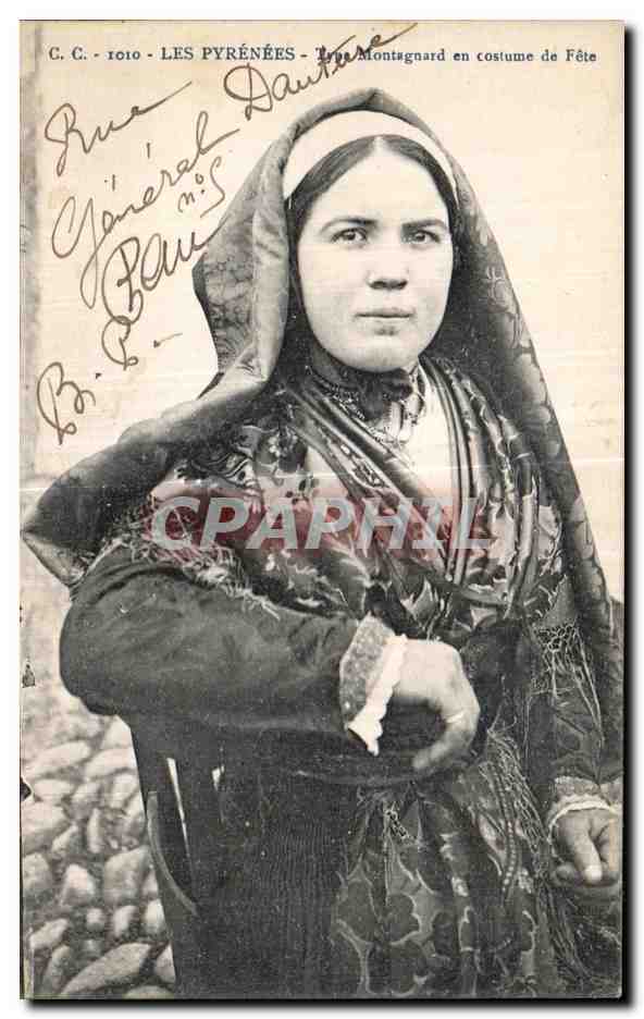 Tara Montagnard en traje de fiesta — Los Pirineos — C.C. 1010