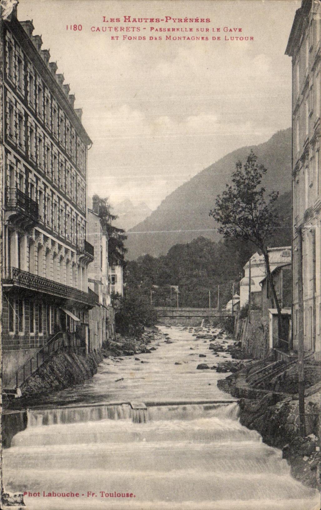 CPA Les Hautes Pyrenees Cauterets Passerelle sur le Gave et fonds des montagnards de Lutour 