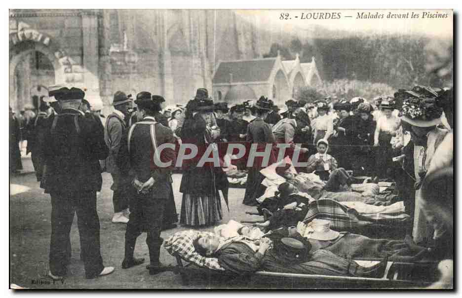 CPA Lourdes Malades devant les Piscines