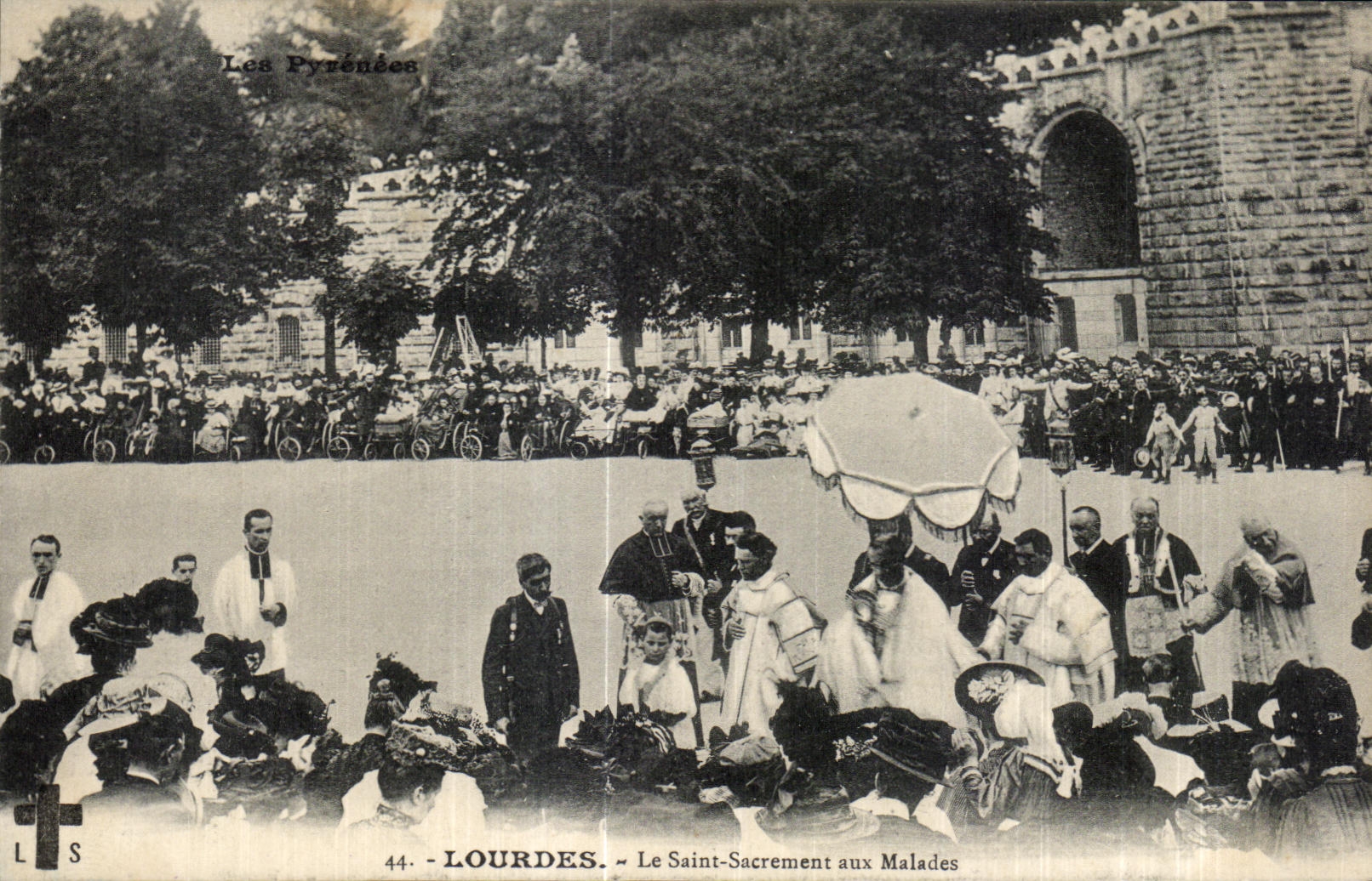 Lourdes — Le Saint-Sacrement aux Malades — éditeur L.S. n°44