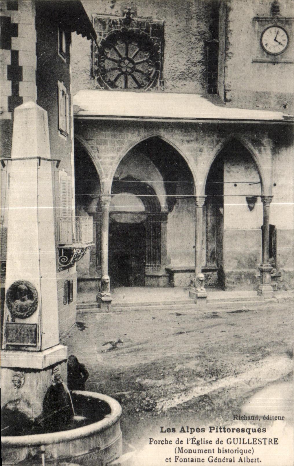 CPA Les Alpes Pittoresques Porche de I Eglise de Guillestre (Monument historique) et Fontaine general Albert)