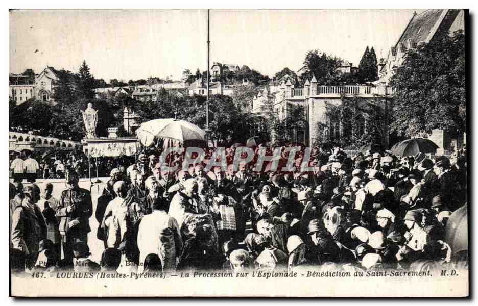 CPA Lourdes Hautes Pyrenees La Procession sur L Esplanade Benediction du Saint Sacrement 