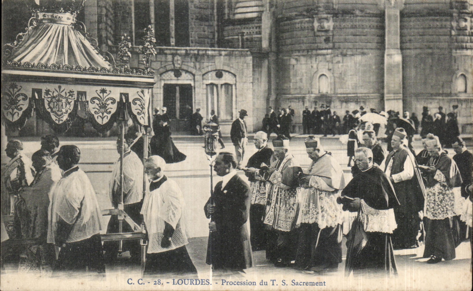 CPA Lourdes Procession du T S Sacrement
