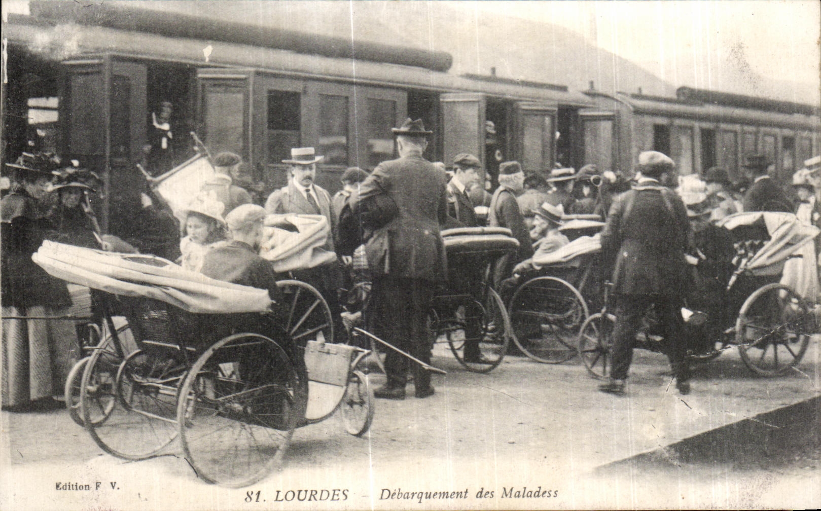 Lourdes — Débarquement des Malades — Édition F.V. n°81