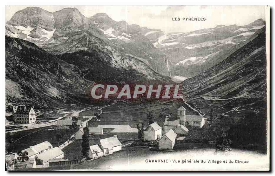 CPA Les Pyrenees Gavarnie Vue generale du Village et du Cirque