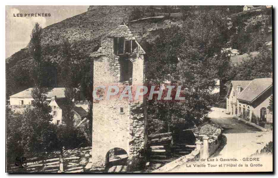 CPA Les Pyrenees Route de Luz a Gavarnie Gedre La Vieilla Tour et I Hotel de la Grotte