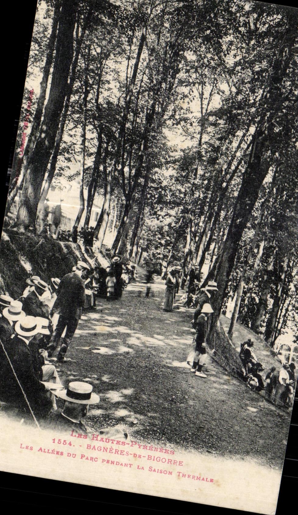 CPA Les Hates Pyrenees Bagneres De Bigorre Les Allees Du Parc Pendant La Saison Thermale