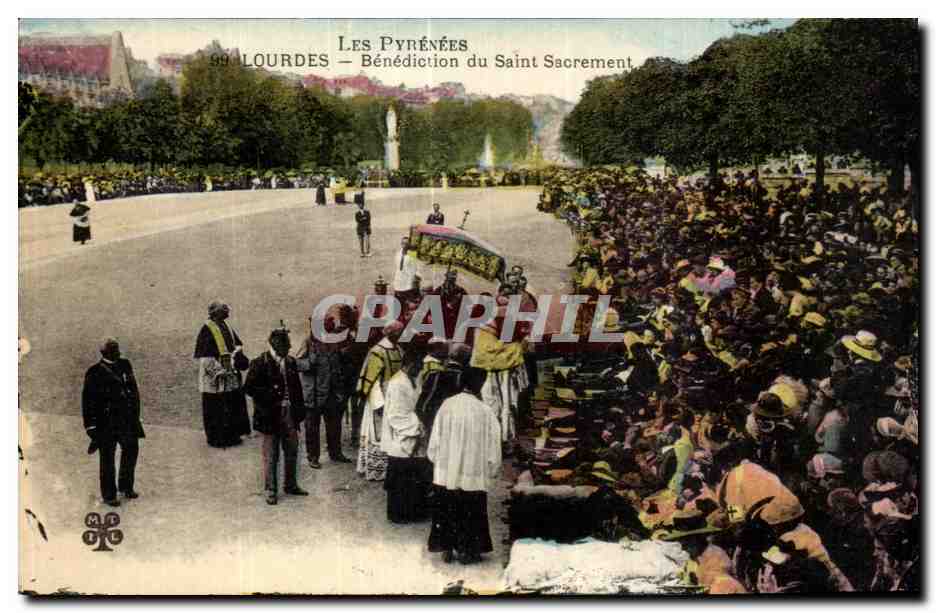 CPA Les Pyrenees Lourdes Benediction du Saint Sacrement