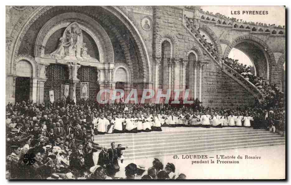 CPA Les Pyrenees Lourdes L Entree du Rosaire pendant la Procession