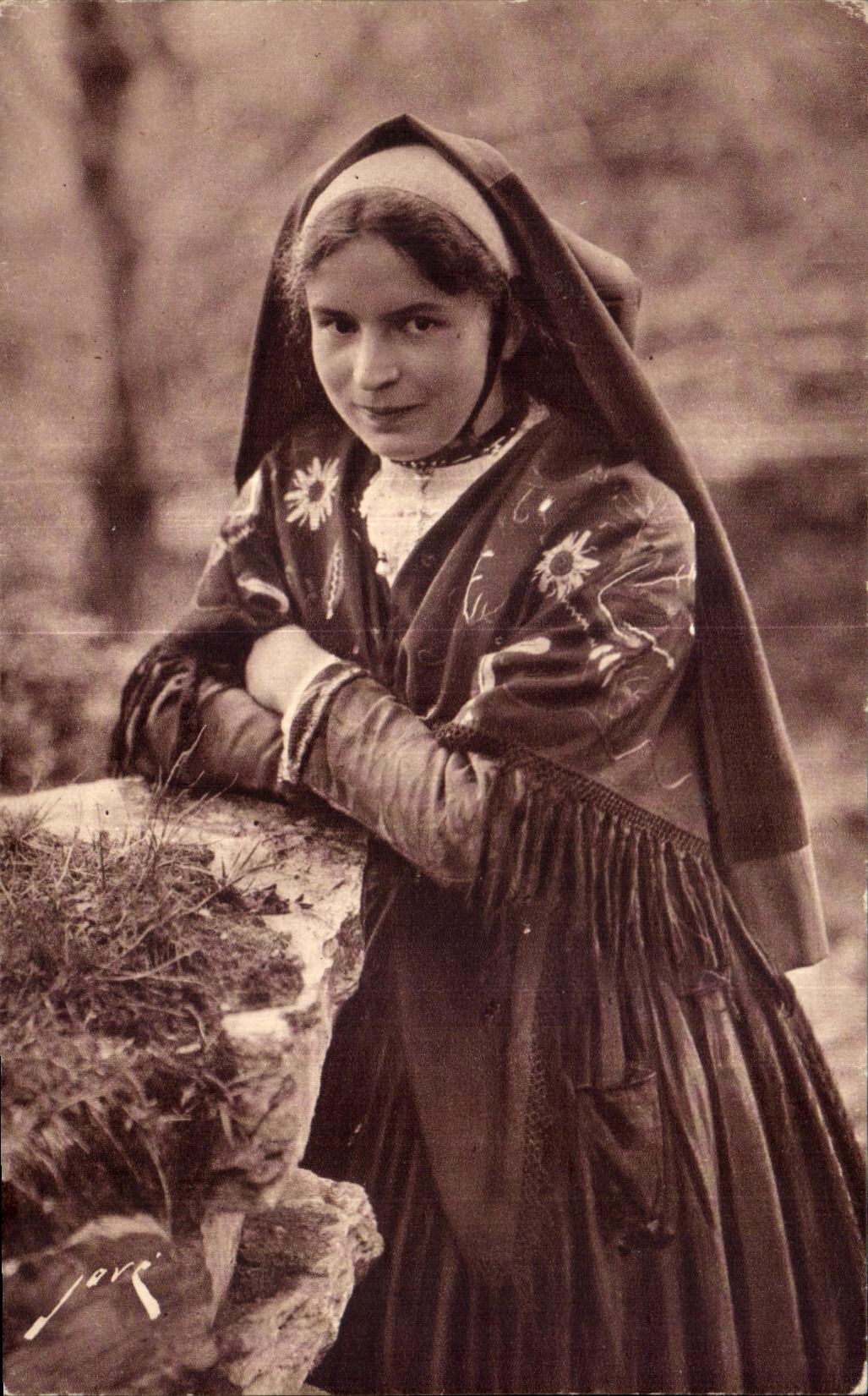 Femme en costume traditionnel — Ossaloise — Éditions Jové, Pau (B.P.)
