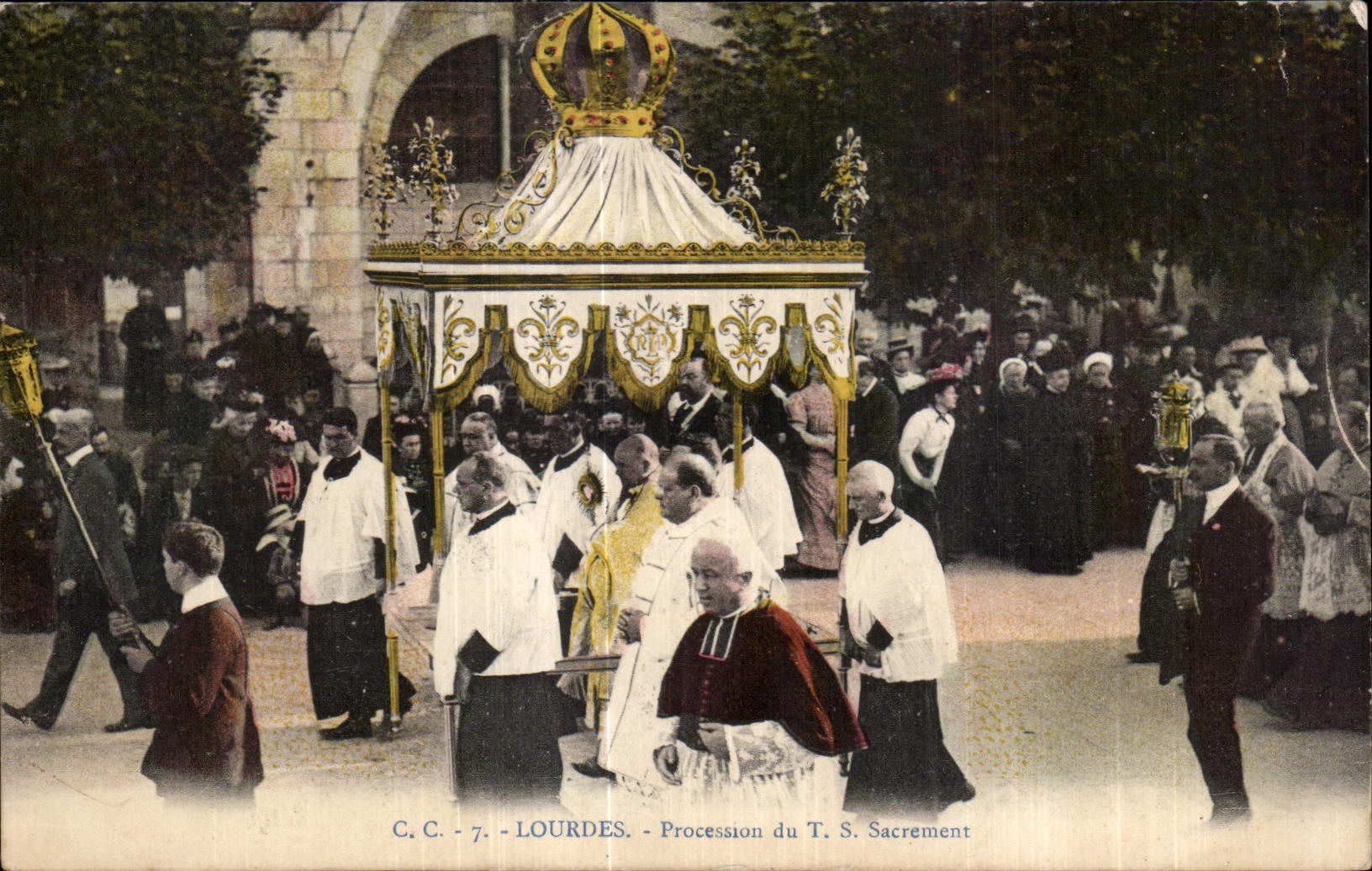 CPA Lourdes Procession du T S Sacrement