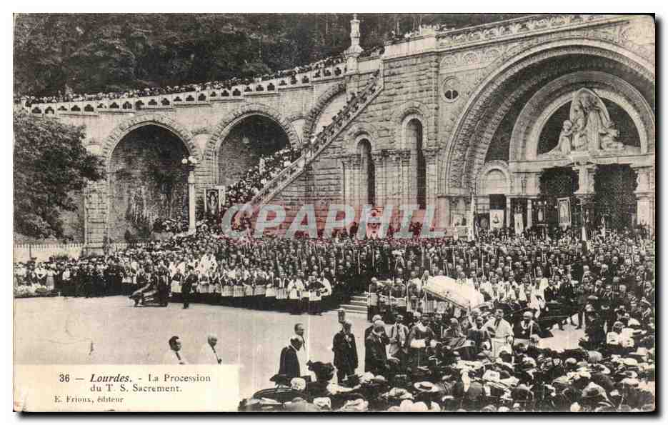 CPA Lourdes La Procession du T S Sacrement