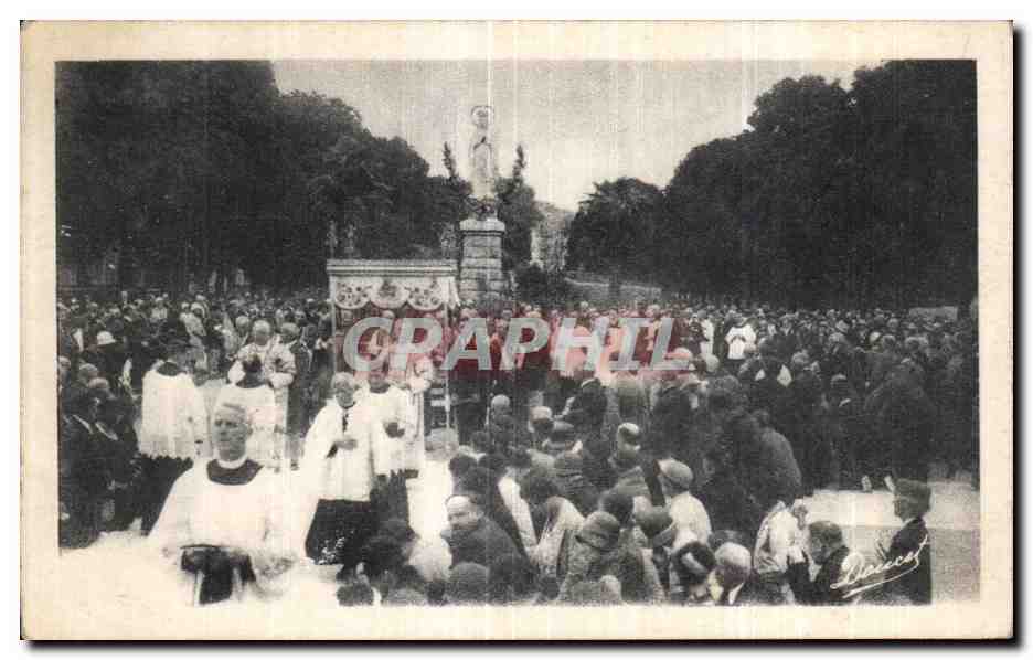 CPA Lourdes Procession du Tres Saint Sacrement sur I Esplanade