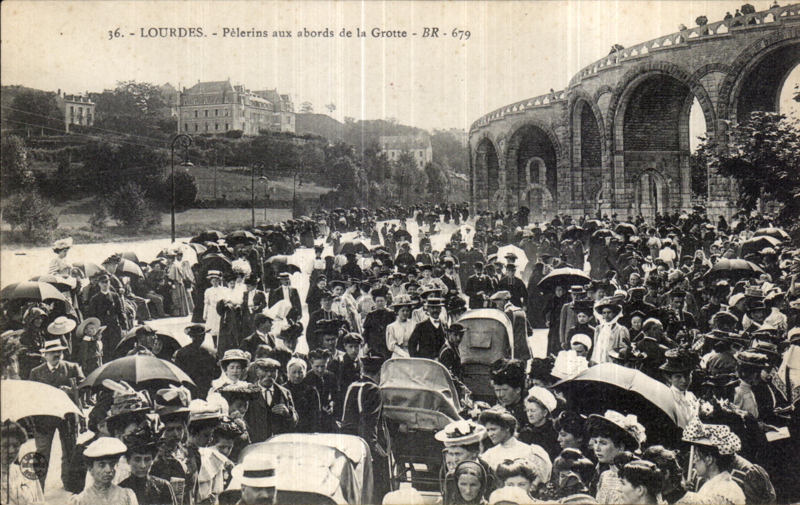 CPA Lourdes Pelerins aux abords de la Grotte
