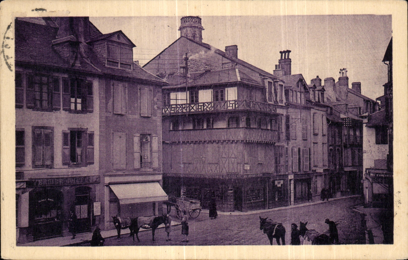 Bagnères-de-Bigorre — rue animée avec chevaux et bâtiments traditionnels — Édit. Tourinel