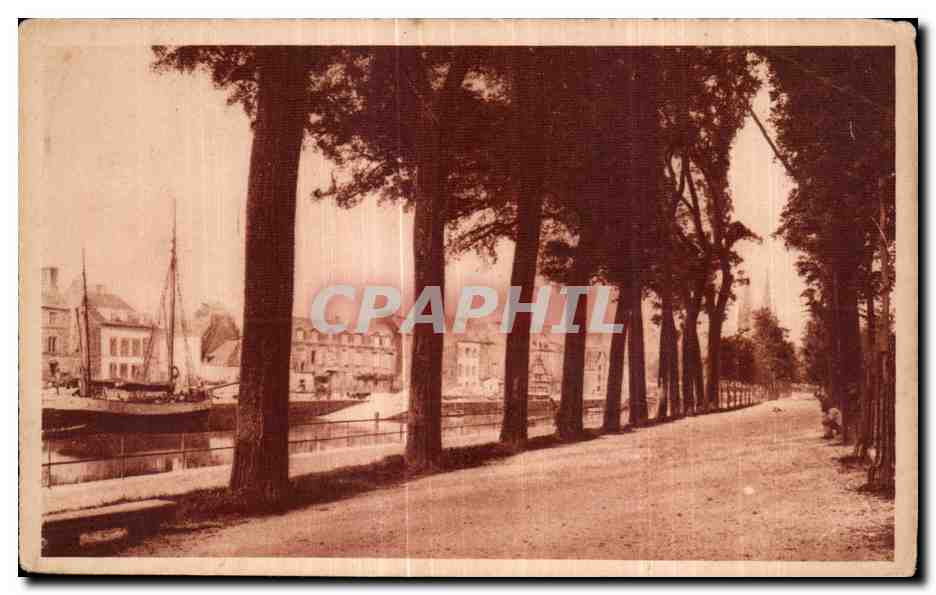 CPA Quimper Les Allees De Locmaria Bateau