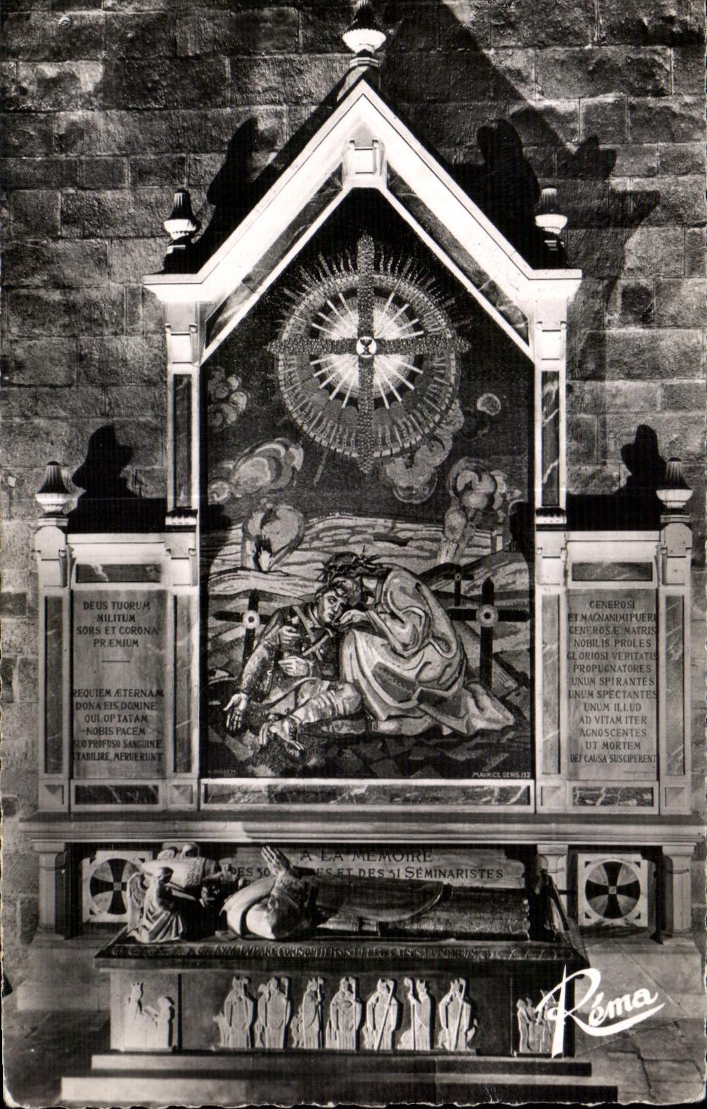 CPA Quimper (Finistere) Interieur de la Cathedrale Le Tombeau de Monseigneur Duparc