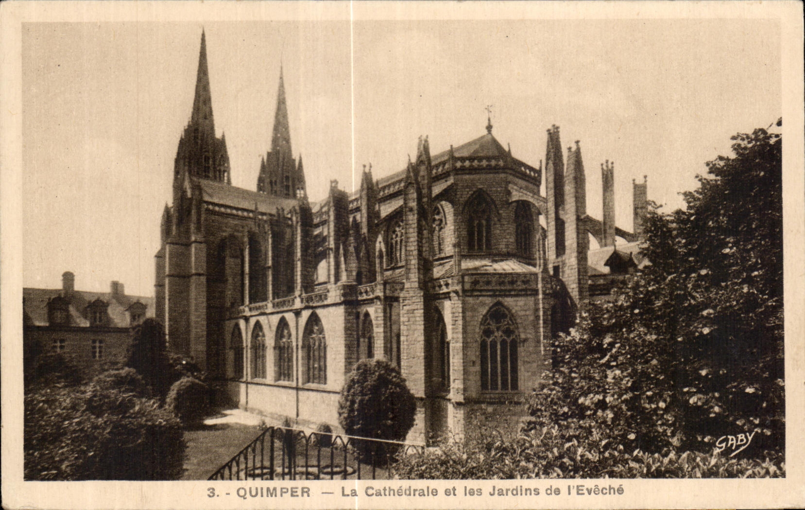 CPA Quimper La Cathedrale et les Jardins de I Eveche