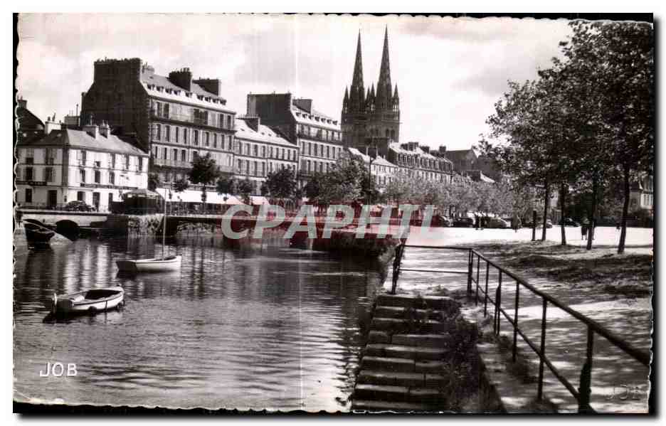 CPA Quimper Vers la Place de la Liberation