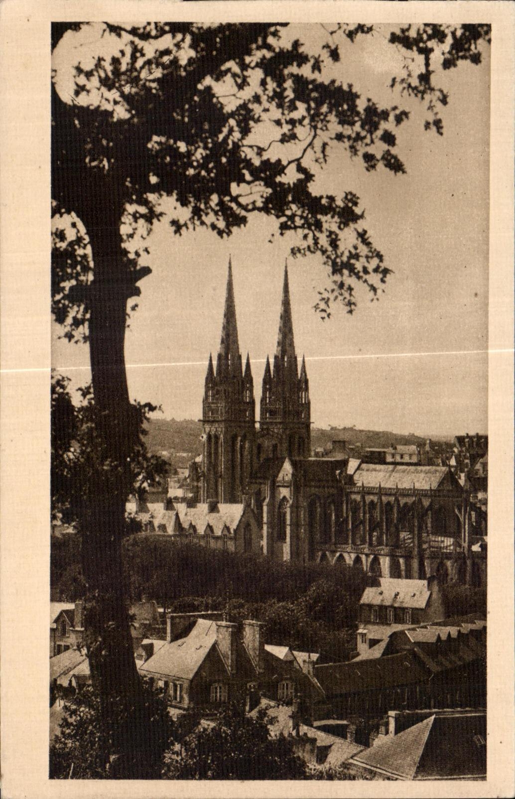 CPA Quimper La Cathedrale vue du Frugy