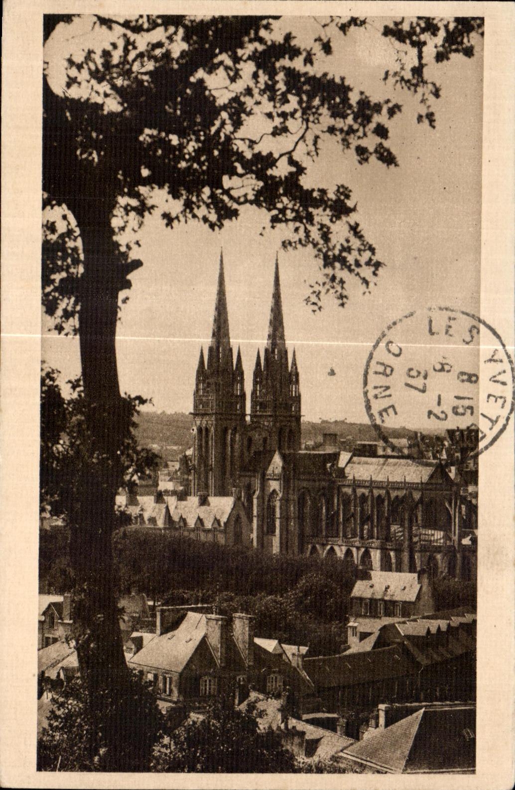 CPA Quimper La Cathedrale vue du Frugy