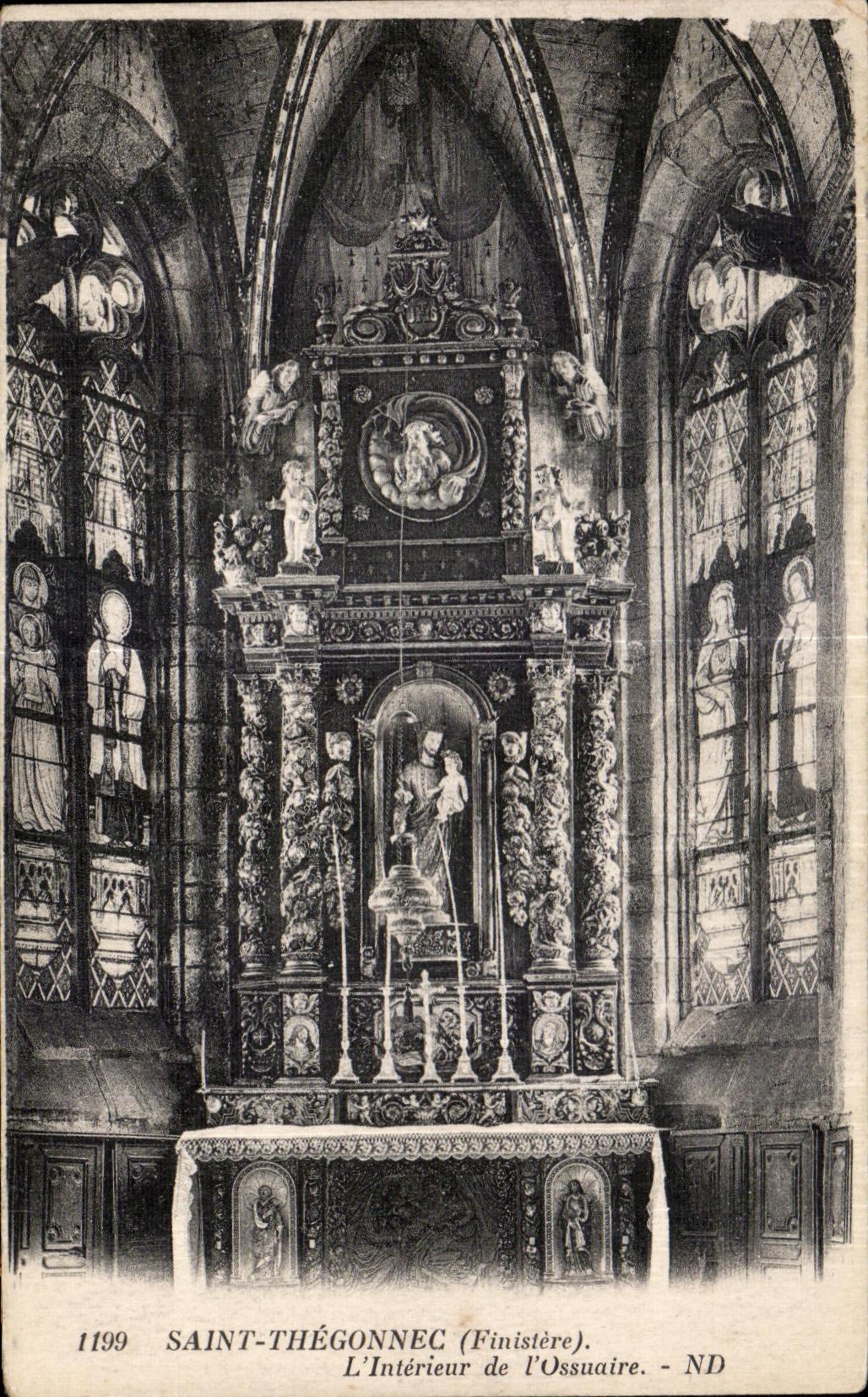 CPA Saint Thegonnec (Finistere) L Interieur de I Ossuaire