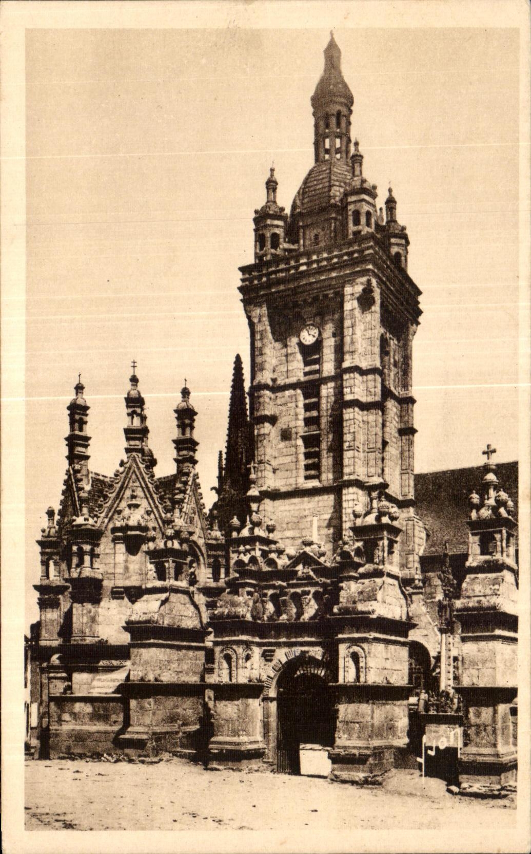 CPA Saint Thegonnec (Finistere) L eglise (XVI s) Facade et porche