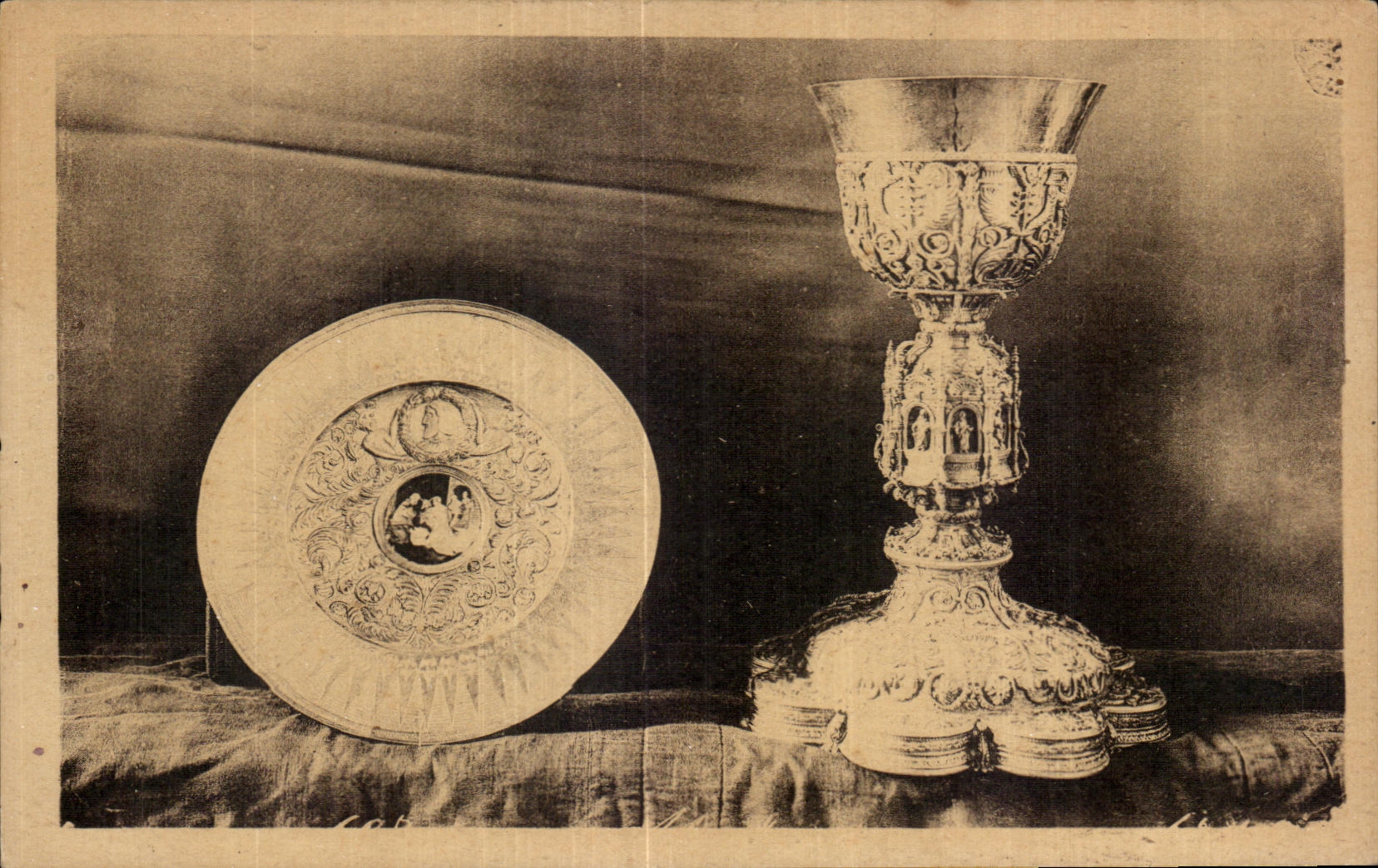CPA St Jean du Doigt (Finistere) Le Tresor graud Calice et Patene argent dore