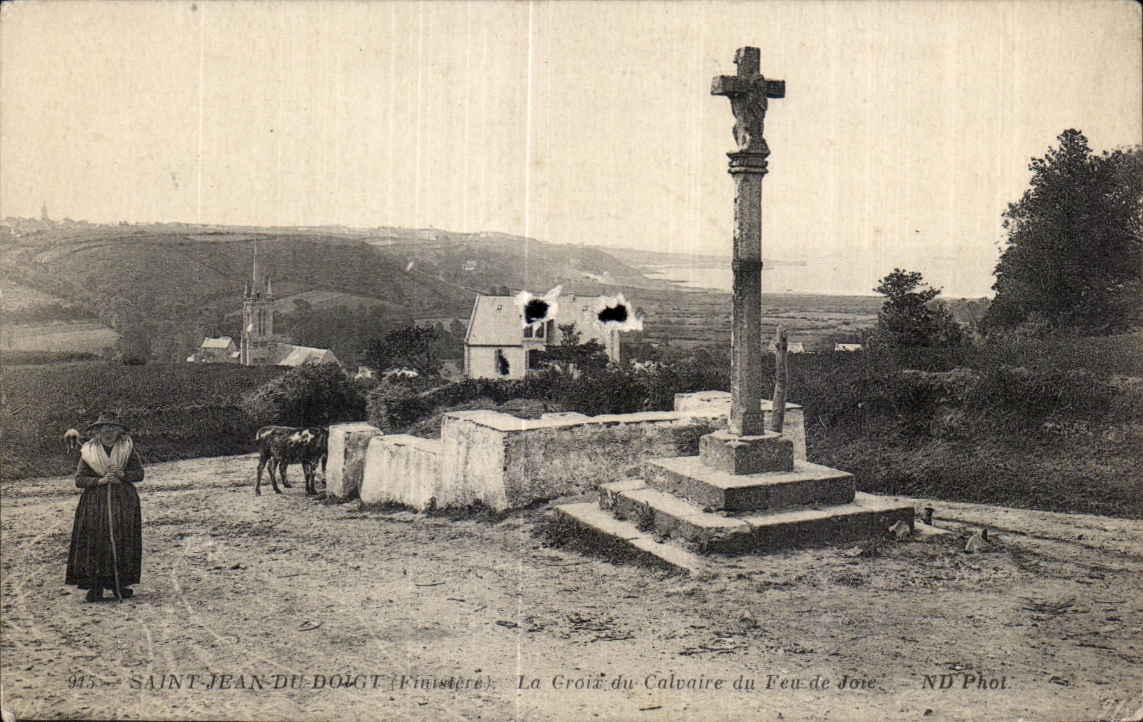 CPA St Jean du Doigt (Finistere) La Groix du Calvaire du Feu de Joie