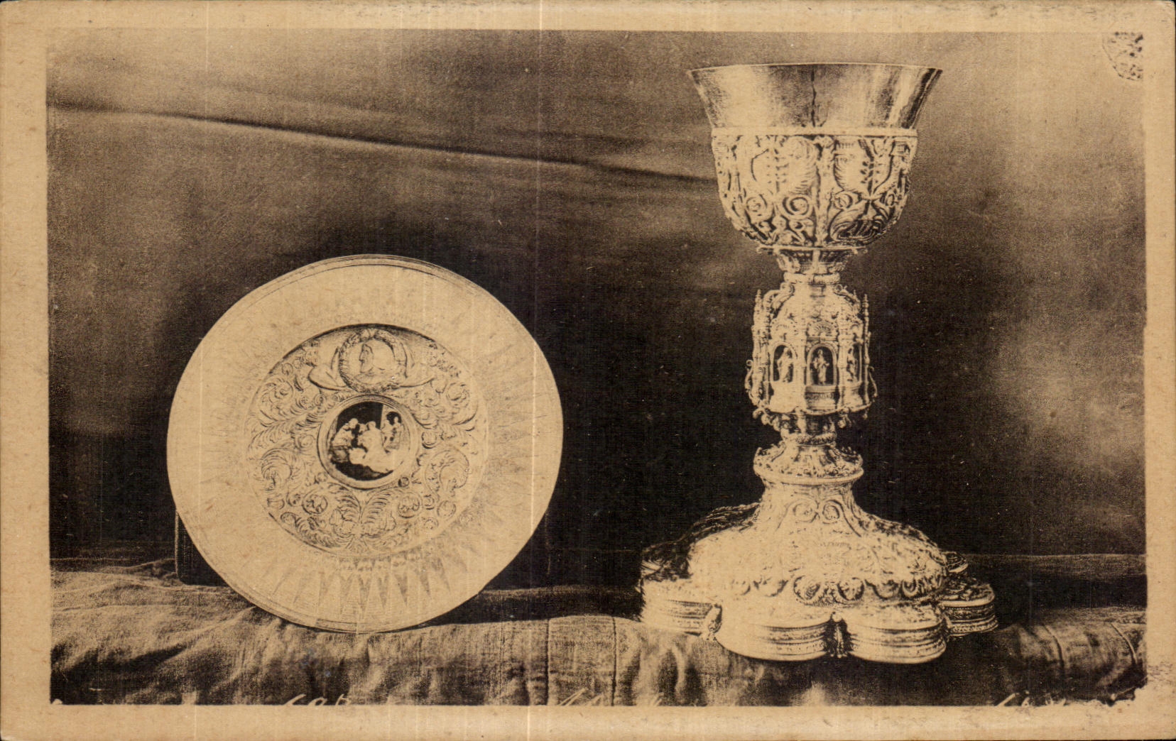 CPA St Jean du Doigt (Finistere) Le Tresor grand Calice et Patene argent dore