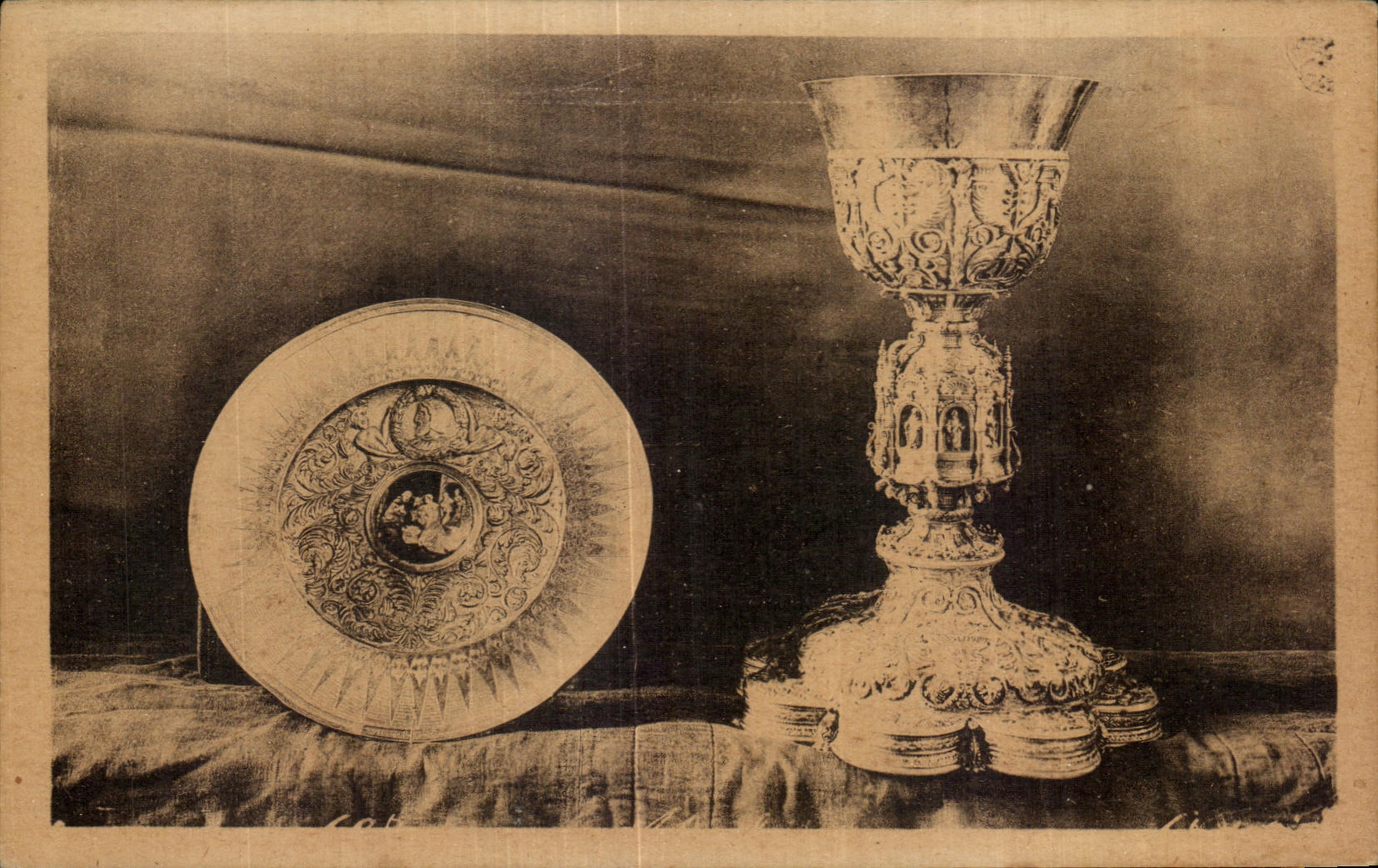 CPA St Jean du Doigt (Finistere) Le Tresor grand Calice et Patene argent dore