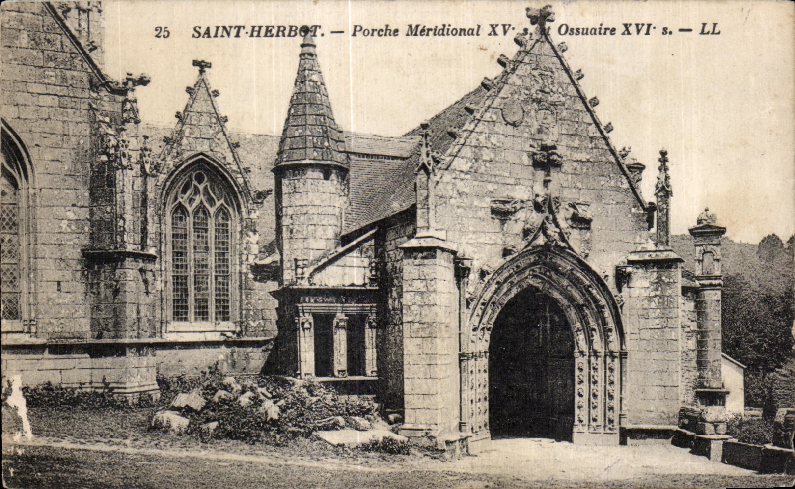 CPA Saint Herbot Porche Meridional XV Ossuaire