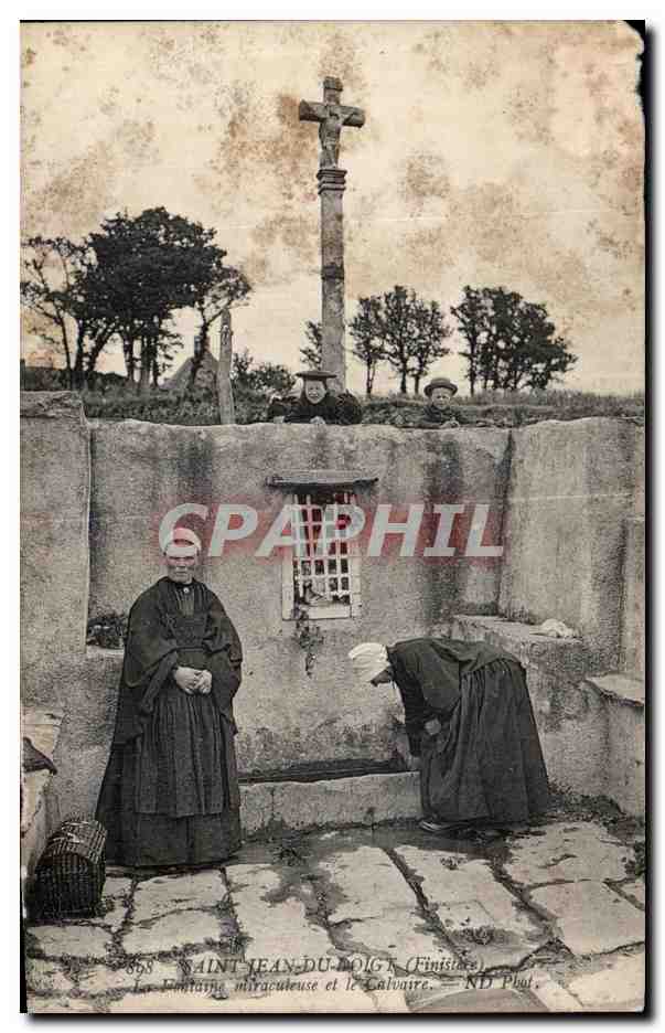 CPA Saint Jean Du Doigt (Finistere) La fontaine miraculeuse et le calvaire Folklore Costume Coiffes