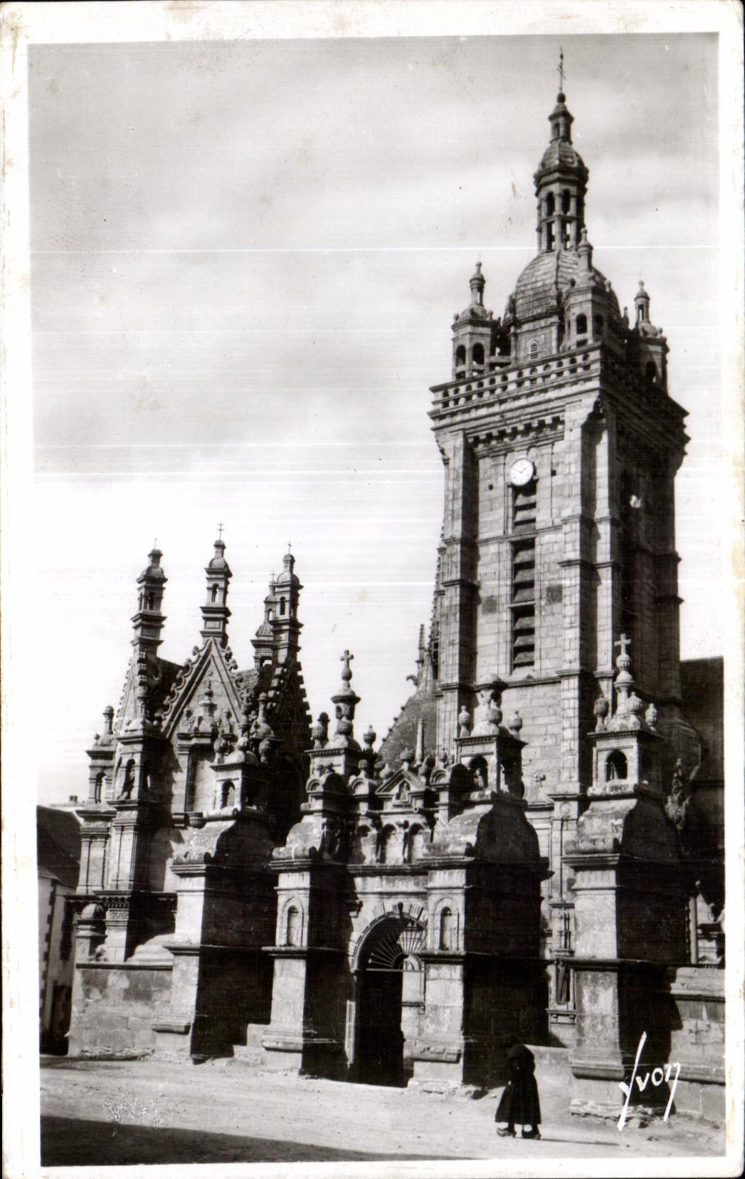 CPA Saint Thegonnec (Finistere) L Eglise (XVie)