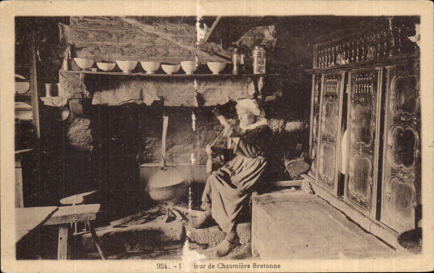 CPA Interieur de Chaumiere Bretonne Folklore Costume
